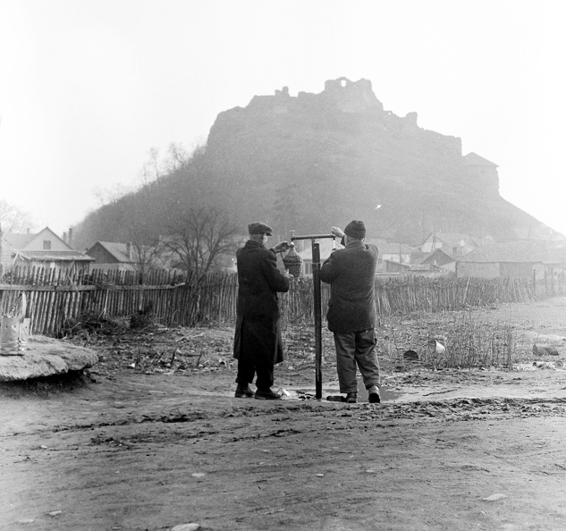 Farská lúka (Paprét), az egyik "csevice" forrás, háttérben a vár.