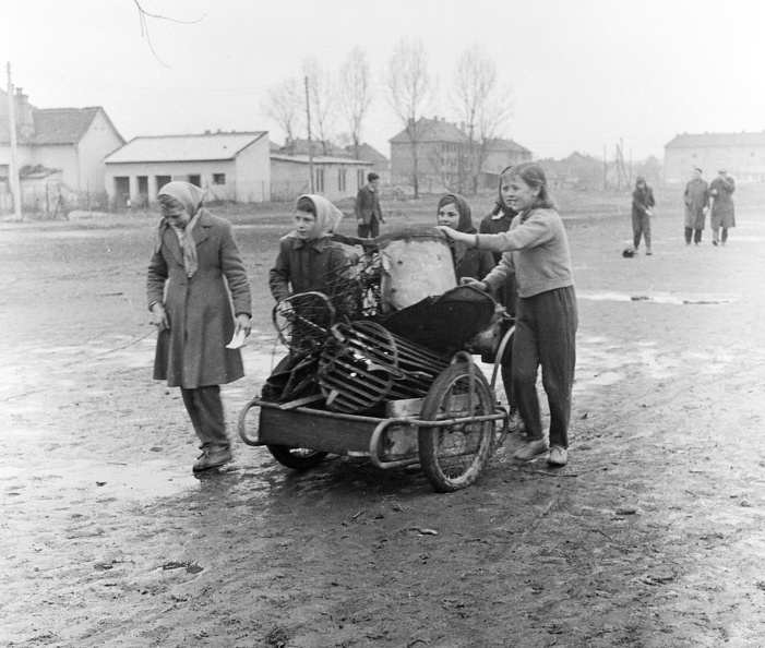 vasgyűjtő gyerekek az ulica Vajanského és az ulica Trhova (Piac utca) sarkánál.