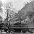 tó a Berchtold-kastély parkjában, jobbra a vár.