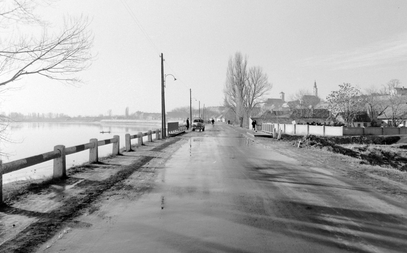 Dunakorzó (Somogyi-Bacsó part) a Rév utcánál a belváros felé nézve.