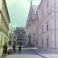Fő tér, balra az Evangélikus kollégium, jobbra az Evangélikus templom.