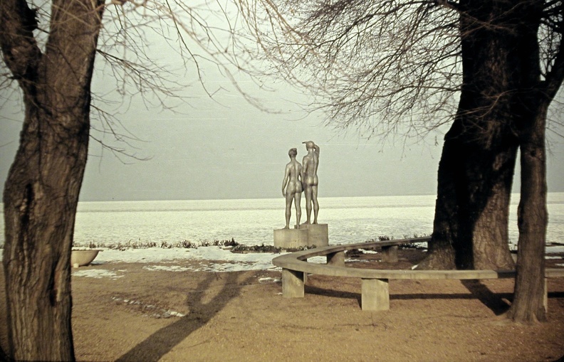 Kiss István Emberpár (1960) című szobra a parton.
