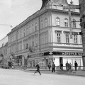 Fő utca - Csengery utca sarok, szemben az egykori Takarékpénztári palota.