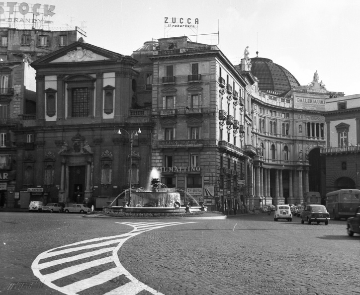 Piazza Trieste e Trento, balra a San Ferdinando templom, szemben a Galleria Umberto, jobbra a királyi palota részlete.
