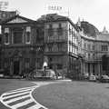 Piazza Trieste e Trento, balra a San Ferdinando templom, szemben a Galleria Umberto, jobbra a királyi palota részlete.