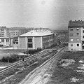 balra az Építők útja, jobbra a Rákóczi tér házainak hátsó homlokzata.