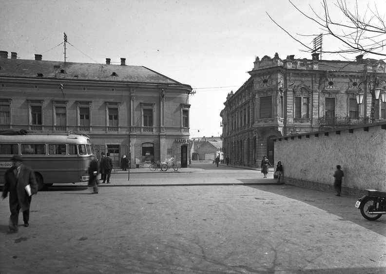 Fő utca, a Magyar Király Szálló előtti parkolóból fotózva.