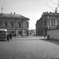 Fő utca, a Magyar Király Szálló előtti parkolóból fotózva.