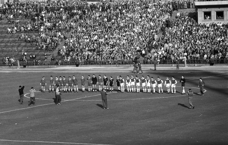 Ferencváros (balra) - Újpesti Dózsa (jobbra) meccs.