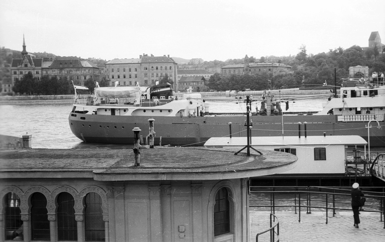 a pesti alsó rakpart a Vigadó téri hajóállomással. "HAZÁM" típusú Duna-tengerjáró.