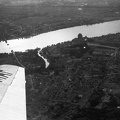 légifotó a lerombolt Mária Valéria hídról és a Bazilikáról, egy IL-14/P típusú repülőgép fedélzetéről. A Duna túlpartján Párkány.