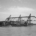 a Kossuth híd bontása. Az Ady Endre, Jókai Mór és Táncsics Mihály úszódaruk leemelik a híd medernyílásának vasszerkezetét.