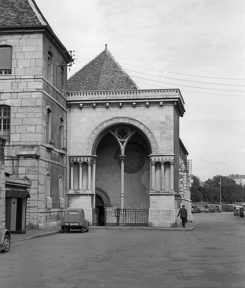 Rue Claude Goudimel, a református Szentlélek templom bejárata.