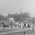 Liget (Zalka Máté) tér, szemben a Kőrösi Csoma Sándor sétány (ekkor út), háttérben a Szent László templom tornya.