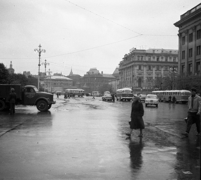 Színház tér a Forradalom tér felé nézve.