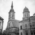 Haltér, balra a Szent Márton koronázó templom, jobbra a lebontott zsinagóga.