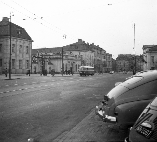 ulica Krakowskie Przedmieście, balra a Potocki-palota.