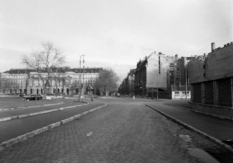 Kossuth Lajos tér, balra a Földművelésügyi Minisztérium épülete.