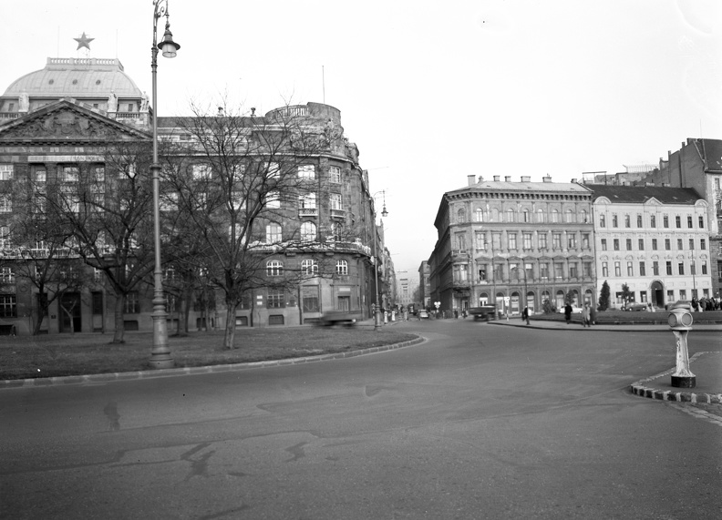 Széchenyi István (Roosevelt) tér, szemben a József Attila utca.