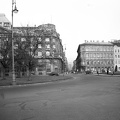Széchenyi István (Roosevelt) tér, szemben a József Attila utca.