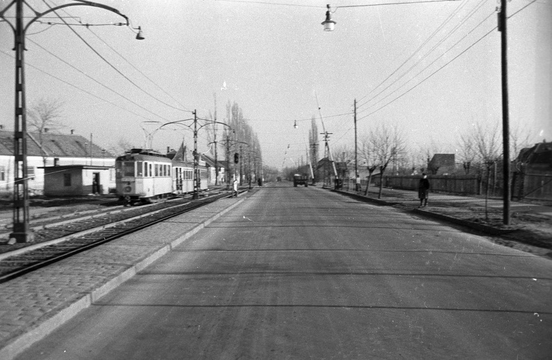 Üllői út (Vörös Hadsereg útja), szemben a Nagy Burma-vasút (Iparvasút) átjárója, mögötte balra a Pozsony utca torkolata.