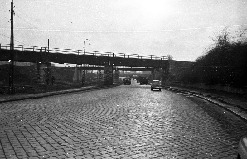 Kvassay Jenő út, a vasúti felüljárók után jobbra a Hajóállomás utca torkolata.