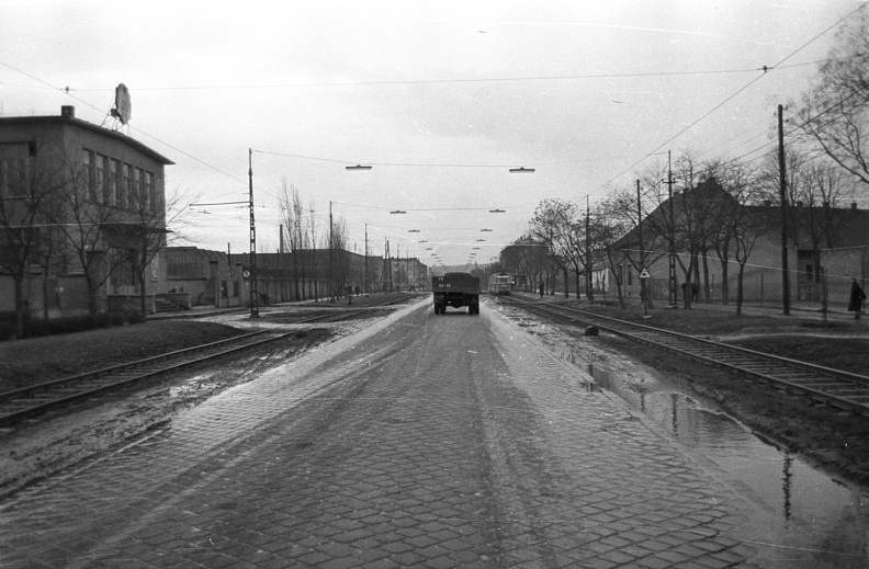 Fehérvári út, balra a 120. szám a Kábelgyár, távolabb a Vasipari Kutatóintézet.