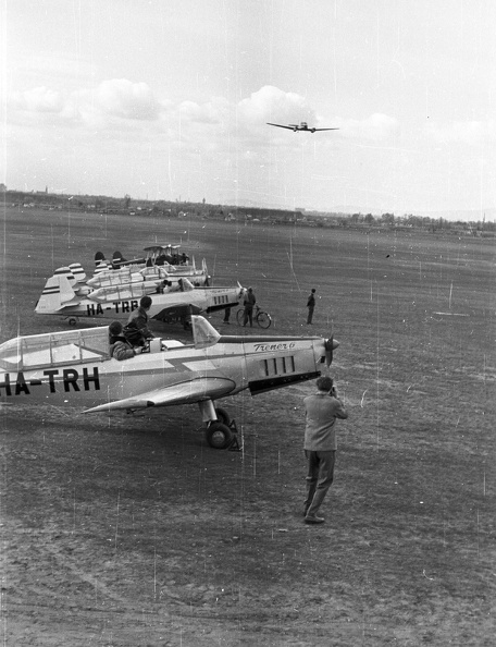 repülőtér, Zlin-226T Trener 6 típusú repülőgépek, mögöttük Po-2 (Kukuruznyik) típusú kétfedelű oktató repülőgépek.