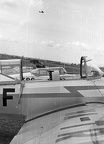 repülőtér, Zlin-226T Trener 6 típusú repülőgépek, a háttérben Po-2 (Kukuruznyik) típusú kétfedelű oktató repülőgépek.