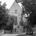 Farkas utcai református templom, előtérben a Szent György szobor.