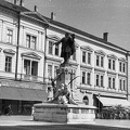 Klauzál tér, előtérben Kossuth Lajos szobra (Róna József, 1902.), háttérben a Virág cukrászda terasza.