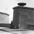 a koncentrációs tábor emlékhelye, a Nemzetek Útja. A magyar foglyok emlékoszlopa.