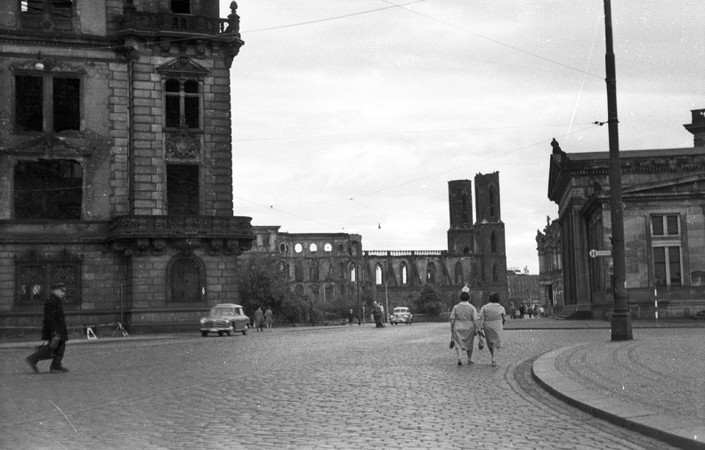 balról a ResidenzSchloß, háttérben a Sophienkirche.