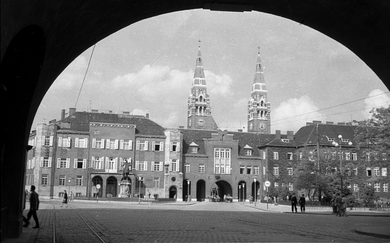 Aradi Vértanúk tere a Hősök kapujától nézve. Az egyetem épületei mögött a Fogadalmi templom tornyai.
