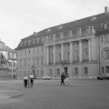 Demokrácia tér (Platz der Demokratie), jobbra a Fürstenhaus, előtte Károly Ágost szász-weimar-eisenachi nagyherceg lovasszobra.