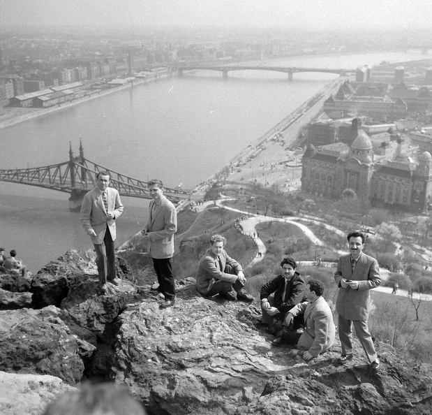 látkép a Petőfi híd felé nézve, a Mojszejev együttes tagjai.
