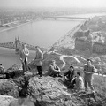 látkép a Petőfi híd felé nézve, a Mojszejev együttes tagjai.