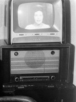 Orion AT 403 típusú televízió és Telefunken 540 V rádió készülék. A képernyőn Takács Marika tévébemondó.