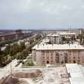 Kohász utca, a házak közt a Gagarin tér, baloldalt a Vasmű út, háttérben az épülő kórház.
