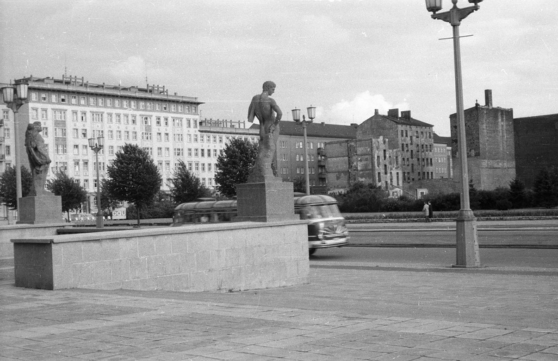 Kelet-Berlin, Karl-Marx-Allee a Deutsche Sporthalle előtt, balra a Koppenstrasse.