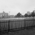 Kelet-Berlin, a Brandenburgi kapu és a Reichstag az Unter den Linden felől nézve.