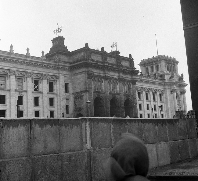 Kelet-Berlin, Friedrich Ebert Platz (ekkor Clara Zetkin Strasse torkolata a Berlini Falnál), a túloldalon a Reichstag.