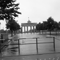 Kelet-Berlin, Brandenburgi kapu az Unter den Linden felől nézve.