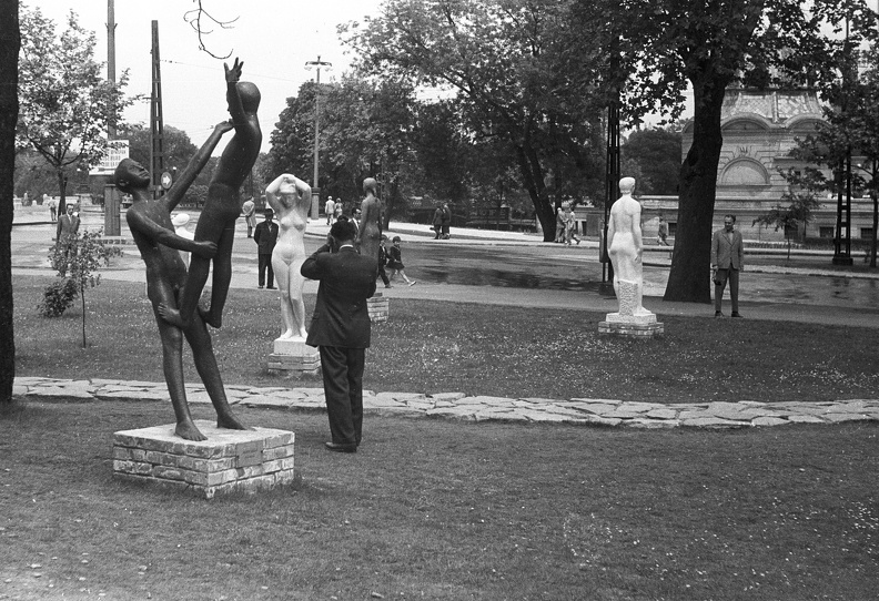 Olof Palme sétány (Vorosilov út). A Műcsarnok szabadtéri szoborkiállítása, jobbra a háttérben a Műjégpálya épülete.
