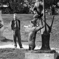 szoborpark. Balra Ács József szobra, Mézes (1961), ma "Ülő medve" a III. kerületben. Jobbra Kiss Kovács Gyula alkotása, Mackók (1957), ma a XIV. kerületben áll.