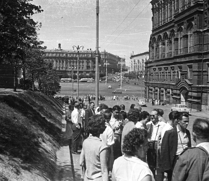 átjáró a Vörös tér és a szemben látható Manézs tér között, sorban állók a Lenin mauzóleumhoz.