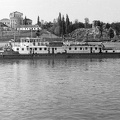 (ekkor Turnu Severin), a MHRT Sopron vontatóhajója a Dunán. Háttérben a városi színház (Teatrul din Severin), a hajó tatjánál Szörény várának maradványai.