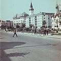 Fő tér (Piata Trandafirilor), középen a Városháza tornya, tőle balra a Kultúrpalota.