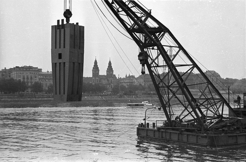 úszódaru szállítja az Erzsébet híd kapuzatának elemét az építkezés helyszínére.