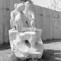 Olvasó lányok (Kerényi Jenő, 1963.). A szobor 1965. óta Oroszlányban áll. 